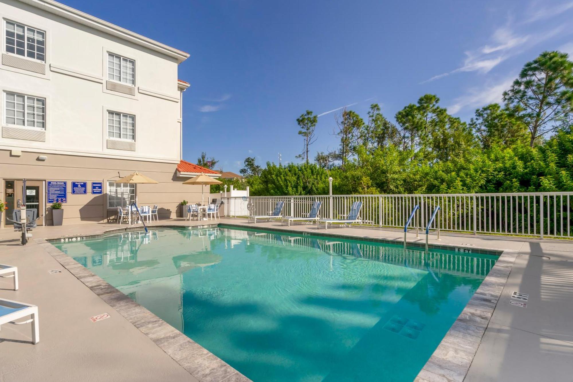 Comfort Inn & Suites Port Charlotte-Punta Gorda المظهر الخارجي الصورة
